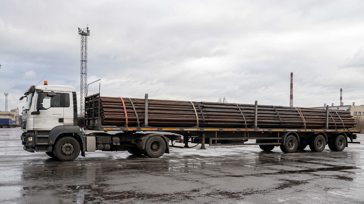 Перевозка длинных труб длинномером